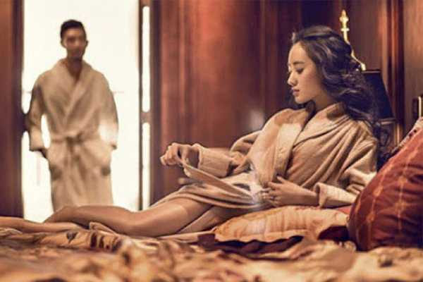 Chồng đi vắng dẫn người tình về, tắm xong nhờ lấy khăn, vợ quỳ sụp nhìn bàn tay thò vào-3