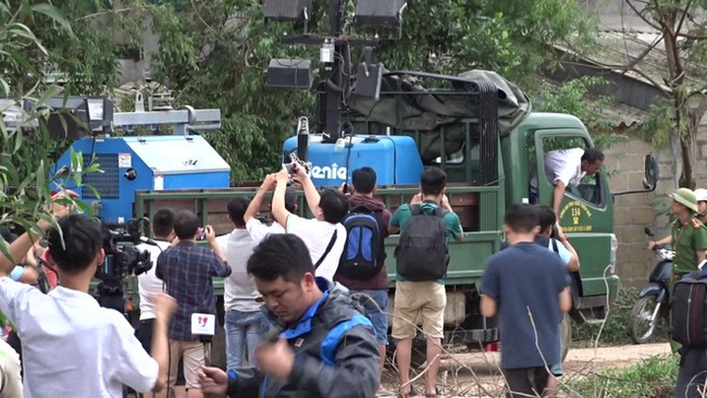 Thời tiết khu vực 13 thành viên đoàn cứu hộ thủy điện Rào Trăng 3 gặp nạn diễn biến xấu, huy động đèn công suất lớn sẵn sàng tìm kiếm xuyên đêm-2