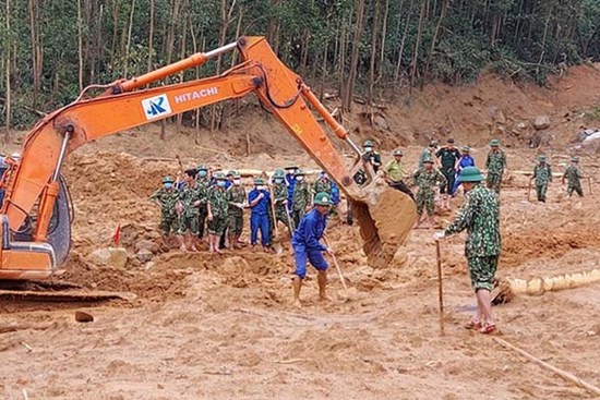 Thời tiết khu vực 13 thành viên đoàn cứu hộ thủy điện Rào Trăng 3 gặp nạn diễn biến xấu, huy động đèn công suất lớn sẵn sàng tìm kiếm xuyên đêm