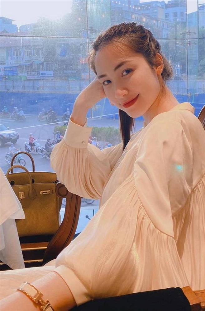 3 năm hẹn hò với thiếu gia, Hòa Minzy thay đổi từng chân tơ kẽ tóc: Đồ hiệu dát không ngơi tay, mỗi bộ cánh lại có một chiếc túi hiệu xuyệt tông đi kèm-4