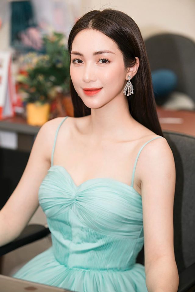 3 năm hẹn hò với thiếu gia, Hòa Minzy thay đổi từng chân tơ kẽ tóc: Đồ hiệu dát không ngơi tay, mỗi bộ cánh lại có một chiếc túi hiệu xuyệt tông đi kèm-5