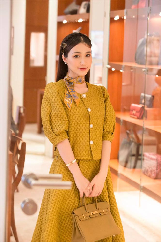 3 năm hẹn hò với thiếu gia, Hòa Minzy thay đổi từng chân tơ kẽ tóc: Đồ hiệu dát không ngơi tay, mỗi bộ cánh lại có một chiếc túi hiệu xuyệt tông đi kèm-14