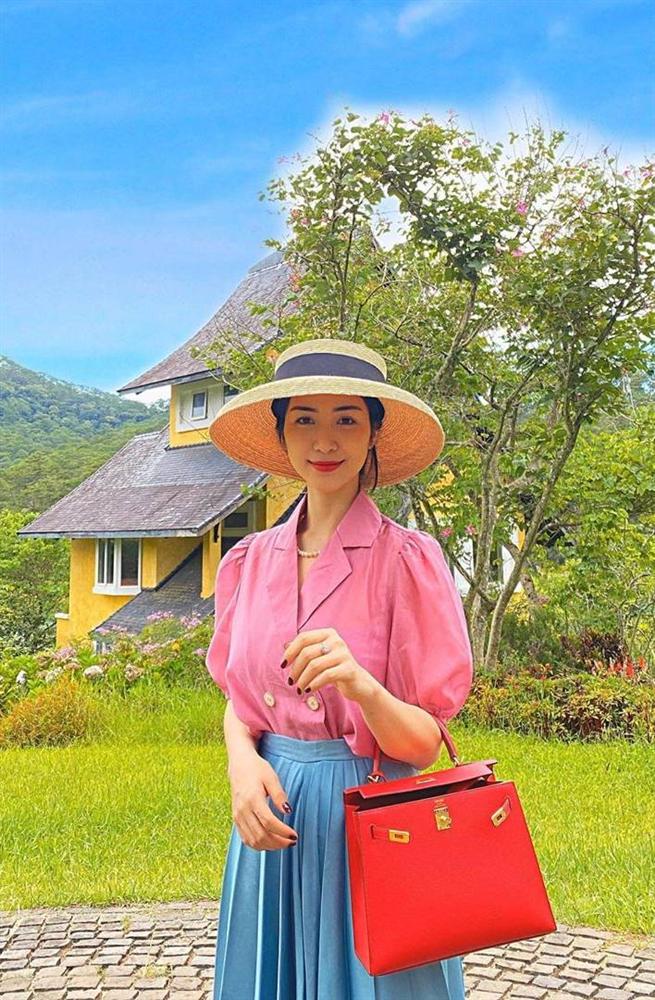 3 năm hẹn hò với thiếu gia, Hòa Minzy thay đổi từng chân tơ kẽ tóc: Đồ hiệu dát không ngơi tay, mỗi bộ cánh lại có một chiếc túi hiệu xuyệt tông đi kèm-16