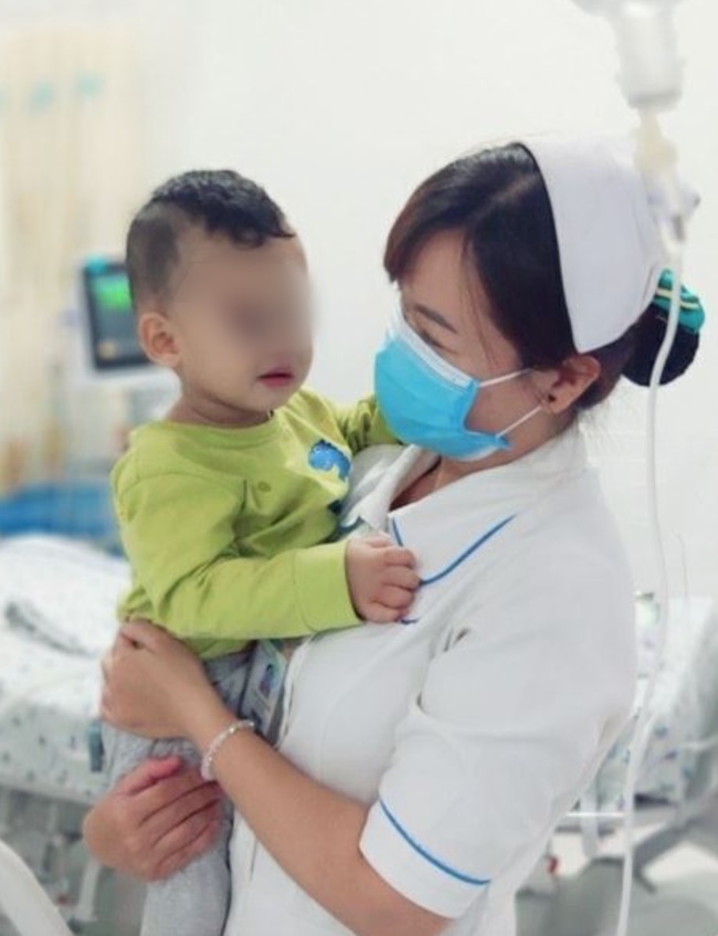 TP.HCM: Bé trai 2 tuổi khóc thét, nhập viện cấp cứu sau khi người nhà cho uống dầu xoa bóp vì nhầm là siro-1