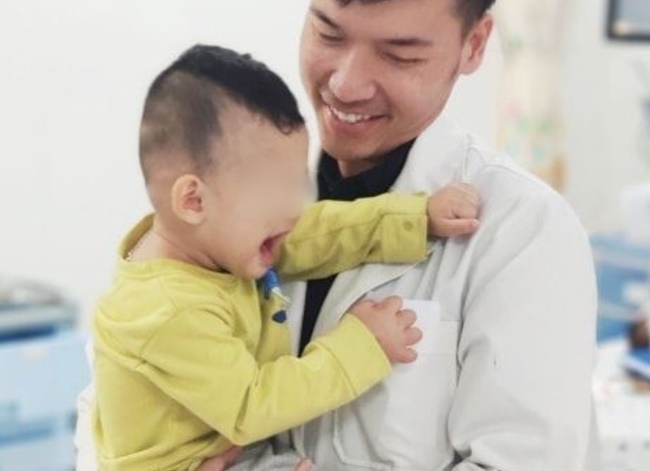 TP.HCM: Bé trai 2 tuổi khóc thét, nhập viện cấp cứu sau khi người nhà cho uống dầu xoa bóp vì nhầm là siro-2