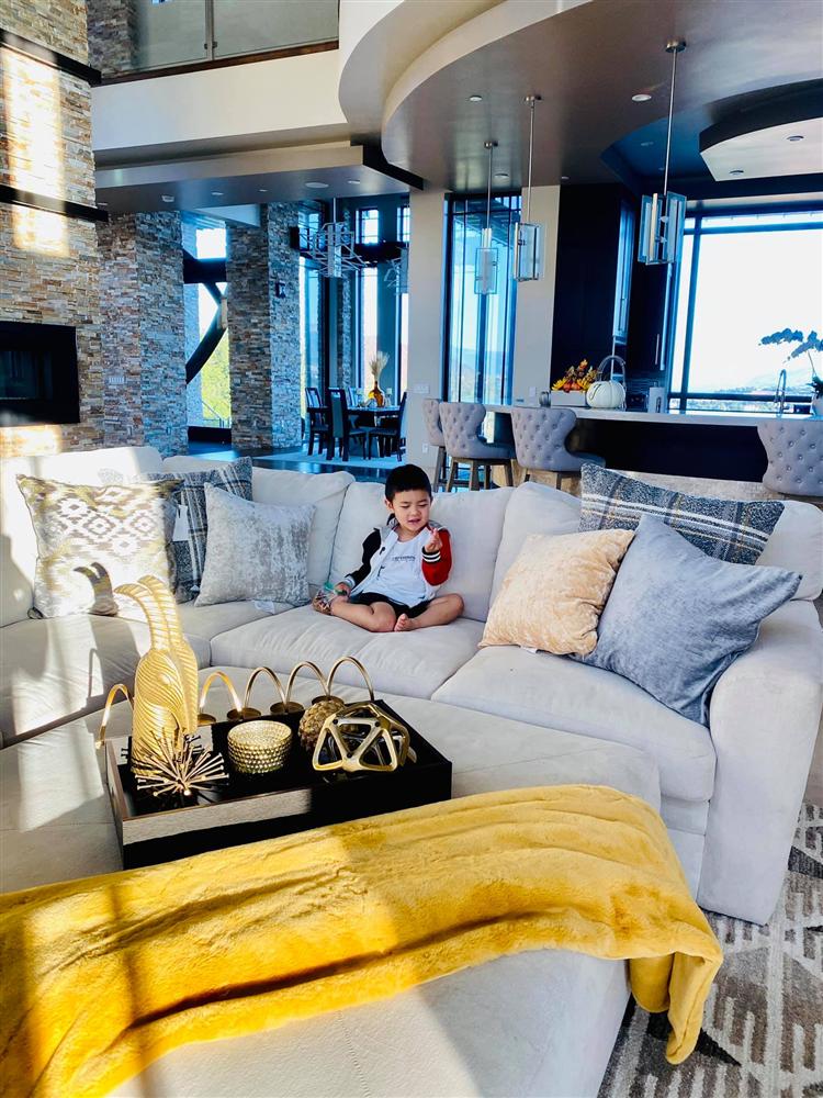 Bà xã Đan Trường khoe ảnh con trai yêu giúp mẹ trang trí nhà, ai cũng choáng ngợp với nội thất của căn biệt thự xa hoa-2