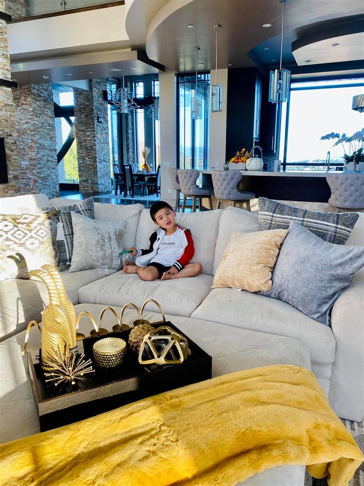 Bà xã Đan Trường khoe ảnh con trai yêu giúp mẹ trang trí nhà, ai cũng choáng ngợp với nội thất của căn biệt thự xa hoa-3
