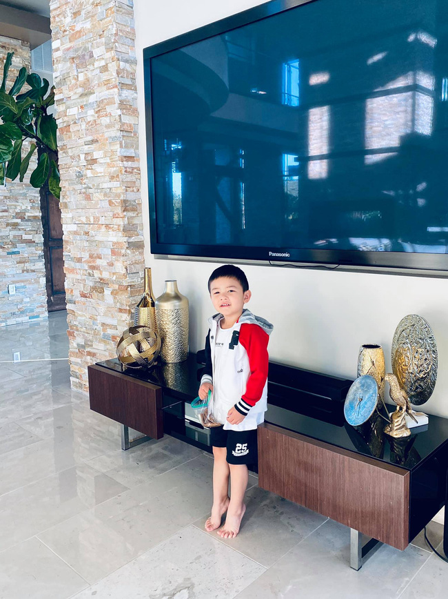 Bà xã Đan Trường khoe ảnh con trai yêu giúp mẹ trang trí nhà, ai cũng choáng ngợp với nội thất của căn biệt thự xa hoa-4