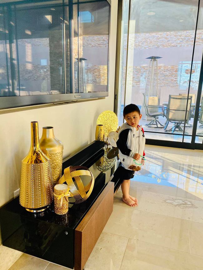 Bà xã Đan Trường khoe ảnh con trai yêu giúp mẹ trang trí nhà, ai cũng choáng ngợp với nội thất của căn biệt thự xa hoa-5