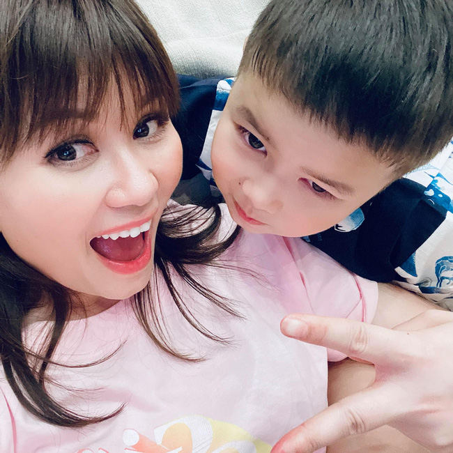 Bà xã Đan Trường khoe ảnh con trai yêu giúp mẹ trang trí nhà, ai cũng choáng ngợp với nội thất của căn biệt thự xa hoa-6