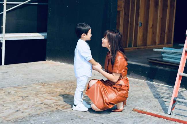 Bà xã Đan Trường khoe ảnh con trai yêu giúp mẹ trang trí nhà, ai cũng choáng ngợp với nội thất của căn biệt thự xa hoa-7