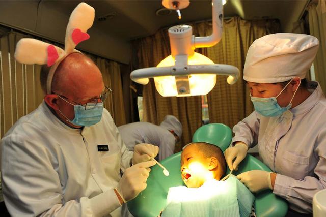 Bé 3 tuổi bị cô lập trong trường mẫu giáo vì miệng đầy những chiếc răng nhỏ màu đen, mẹ muốn chờ thay răng nhưng bác sĩ đã giận dữ-5