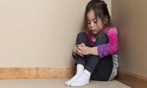 Bé 3 tuổi bị cô lập trong trường mẫu giáo vì miệng đầy những chiếc răng nhỏ màu đen, mẹ muốn chờ thay răng nhưng bác sĩ đã giận dữ-3