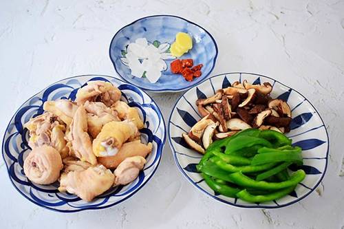 Mưa gió làm ngay nồi thịt gà om nấm, cả nhà ăn xong ấm lòng-1