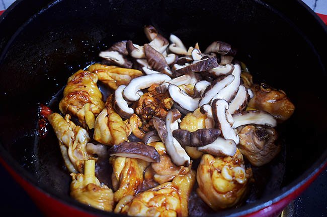 Mưa gió làm ngay nồi thịt gà om nấm, cả nhà ăn xong ấm lòng-5