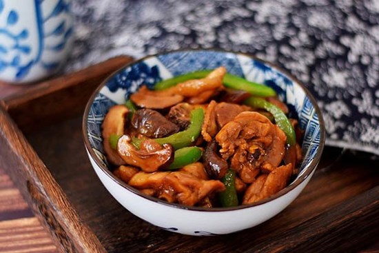 Mưa gió làm ngay nồi thịt gà om nấm, cả nhà ăn xong ấm lòng