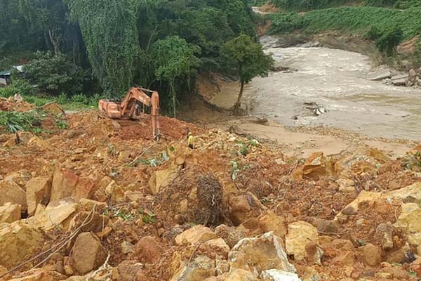 Áp thấp nhiệt đới mạnh dần lên khi đổ bộ vào đất liền, các tỉnh Trung Bộ tiếp tục mưa to đến rất to nhiều ngày-3