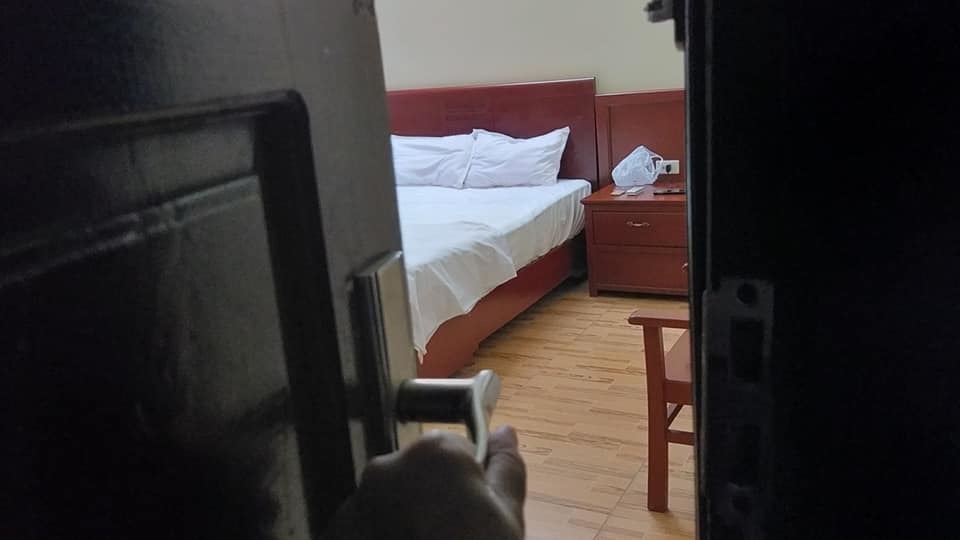 Lắp camera quan sát chị giúp việc, vợ trẻ nghẹn ngào thấy chuyện tày đình-1