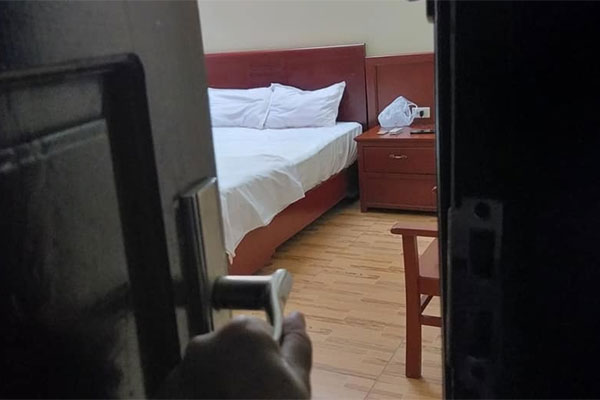 Nghi ngờ giúp việc trộm tiền, tôi lắp camera thì tóm được người không ai ngờ-3