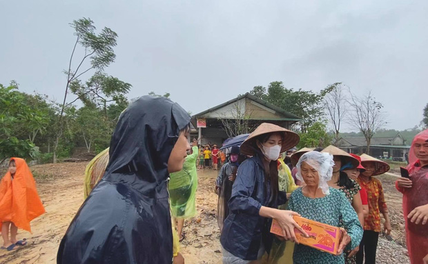 Thuỷ Tiên viết tâm thư giữa tâm lũ miền Trung: Đã kêu gọi được 30 tỷ, kể lại biến cố thuyền suýt lật nguy hiểm tính mạng-3