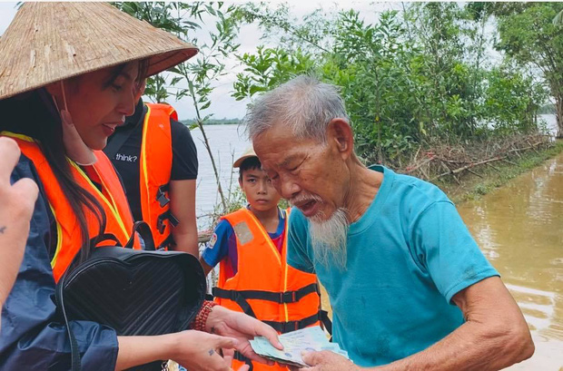 Thuỷ Tiên viết tâm thư giữa tâm lũ miền Trung: Đã kêu gọi được 30 tỷ, kể lại biến cố thuyền suýt lật nguy hiểm tính mạng-4