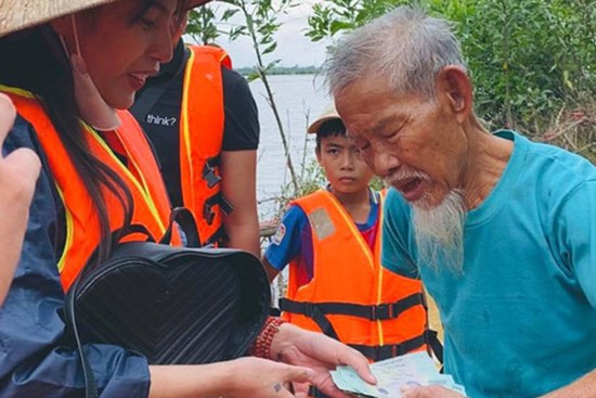 Thuỷ Tiên viết tâm thư giữa tâm lũ miền Trung: Đã kêu gọi được 30 tỷ, kể lại biến cố thuyền suýt lật nguy hiểm tính mạng