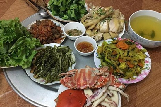 Quy định mỗi bữa ăn chỉ 50k, nhìn mâm cơm vợ nấu tươm tất vượt sự mong đợi chồng trố mắt ngạc nhiên song những lời cô nói mới khiến anh sốc nặng