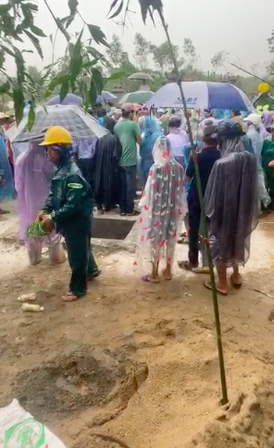 Nhiều người dân tiễn đưa 2 mẹ con người phụ nữ bị nước lũ cuốn trôi ở Huế: Ngoài trời vẫn mưa...-2