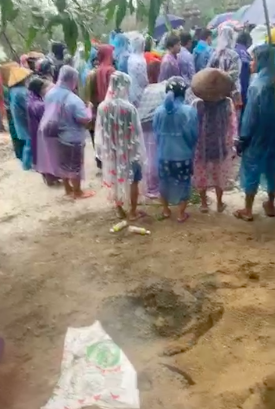 Nhiều người dân tiễn đưa 2 mẹ con người phụ nữ bị nước lũ cuốn trôi ở Huế: Ngoài trời vẫn mưa...-3