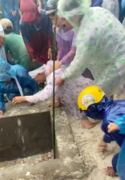 Nhiều người dân tiễn đưa 2 mẹ con người phụ nữ bị nước lũ cuốn trôi ở Huế: Ngoài trời vẫn mưa...-4