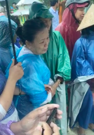 Nhiều người dân tiễn đưa 2 mẹ con người phụ nữ bị nước lũ cuốn trôi ở Huế: Ngoài trời vẫn mưa...-5