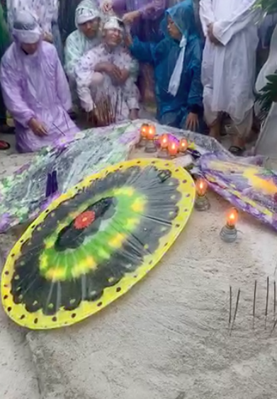 Nhiều người dân tiễn đưa 2 mẹ con người phụ nữ bị nước lũ cuốn trôi ở Huế: Ngoài trời vẫn mưa...-6