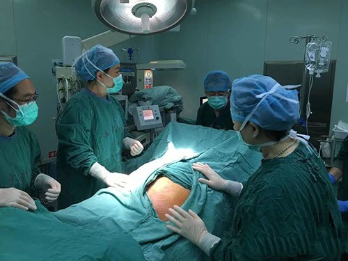 Khổ sở vạch lớp mỡ dày mổ đẻ cho 9X tạ rưỡi, đứa trẻ ra đời bác sĩ thở dài-2