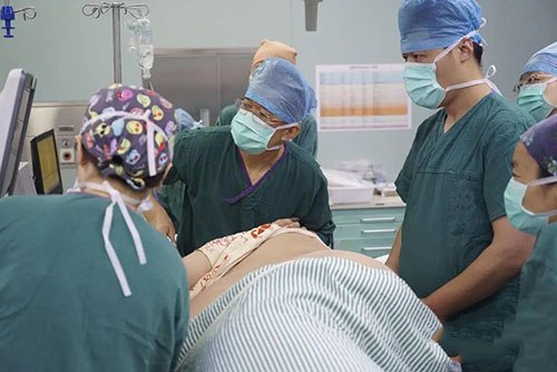 Khổ sở vạch lớp mỡ dày mổ đẻ cho 9X tạ rưỡi, đứa trẻ ra đời bác sĩ thở dài-4