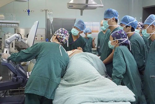 Khổ sở vạch lớp mỡ dày mổ đẻ cho 9X tạ rưỡi, đứa trẻ ra đời bác sĩ thở dài-5