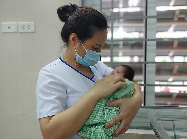 Hà Nội: Bé trai sơ sinh bị bỏ rơi trong túi nilon dưới góc cây ven đường giữa trời mưa lớn mưa lớn-1