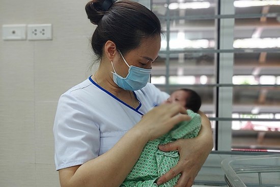 Hà Nội: Bé trai sơ sinh bị bỏ rơi trong túi nilon dưới góc cây ven đường giữa trời mưa lớn mưa lớn