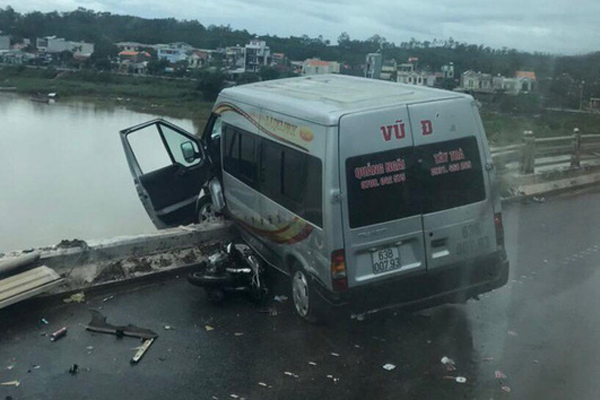 Ôtô đi tốc độ cao, lao vào thùng xe phía trước-1