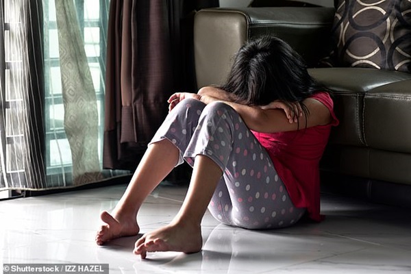 Thường ngủ cùng con trai nhỏ trong phòng riêng, người vợ không ngờ chồng mình âm thầm thực hiện hành vi bệnh hoạn sau lưng cô suốt hơn 20 năm-1