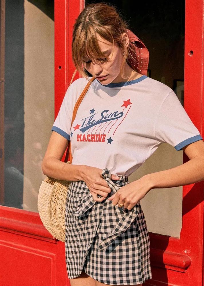 Muốn vừa hack tuổi lại vừa hack dáng thì chị em hãy chăm diện áo phông và chân váy, diện từ Hè sang Thu vẫn ổn-1