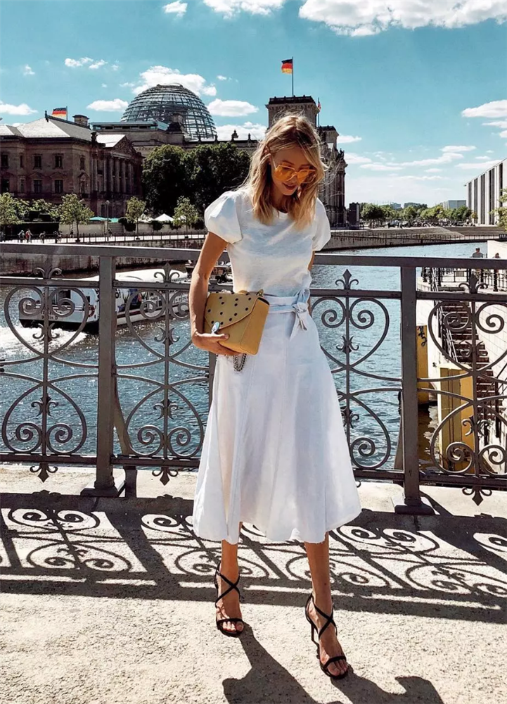 Muốn vừa hack tuổi lại vừa hack dáng thì chị em hãy chăm diện áo phông và chân váy, diện từ Hè sang Thu vẫn ổn-3