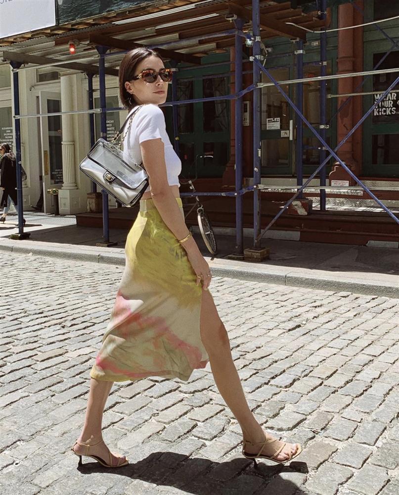 Muốn vừa hack tuổi lại vừa hack dáng thì chị em hãy chăm diện áo phông và chân váy, diện từ Hè sang Thu vẫn ổn-12