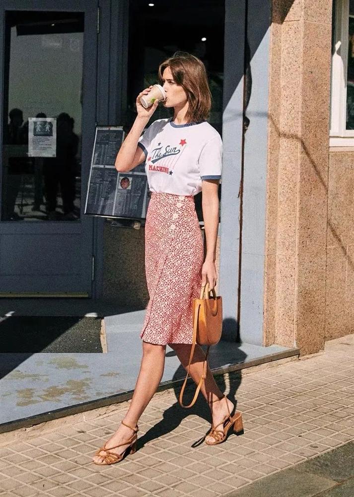 Muốn vừa hack tuổi lại vừa hack dáng thì chị em hãy chăm diện áo phông và chân váy, diện từ Hè sang Thu vẫn ổn-6