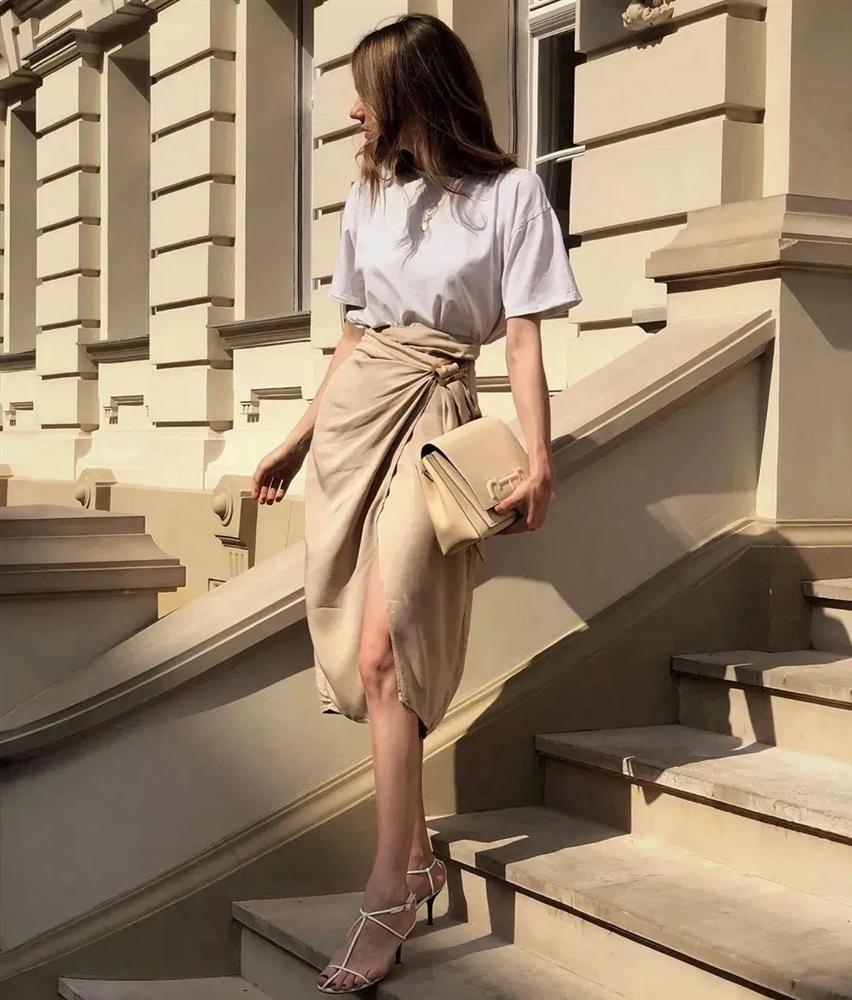 Muốn vừa hack tuổi lại vừa hack dáng thì chị em hãy chăm diện áo phông và chân váy, diện từ Hè sang Thu vẫn ổn-9