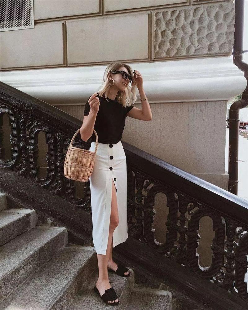 Muốn vừa hack tuổi lại vừa hack dáng thì chị em hãy chăm diện áo phông và chân váy, diện từ Hè sang Thu vẫn ổn-10