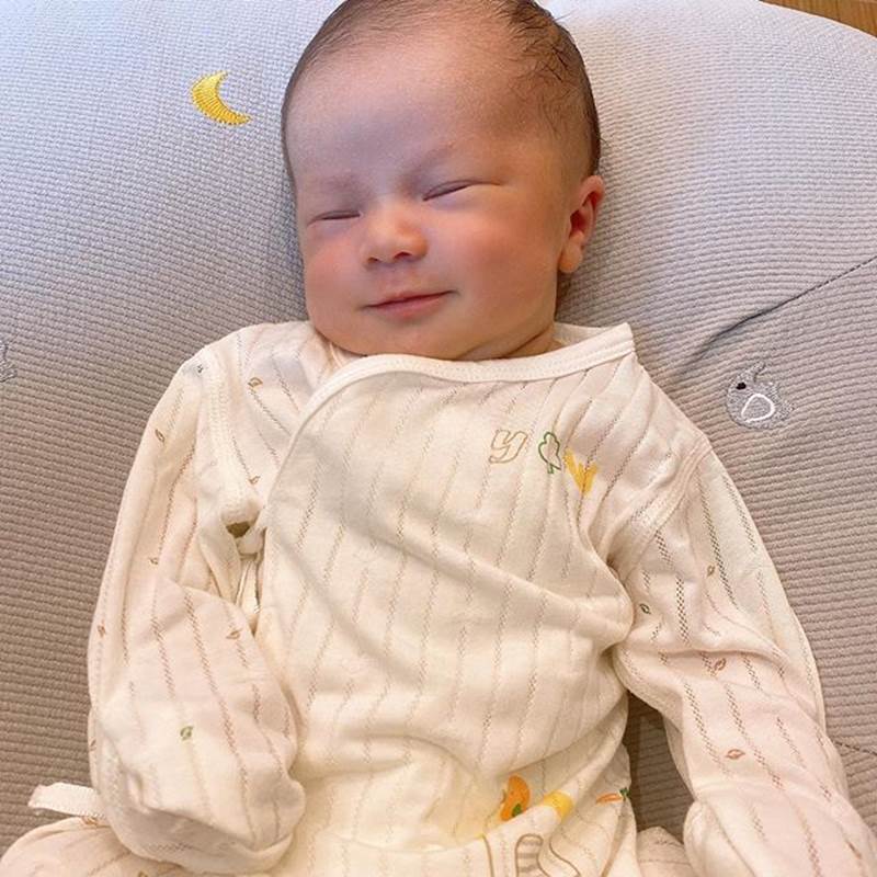 Con trai Duy Mạnh chính thức gia nhập hội hot kid Việt với bức ảnh góc nghiêng thần thánh được bố chụp sương sương trên story-3