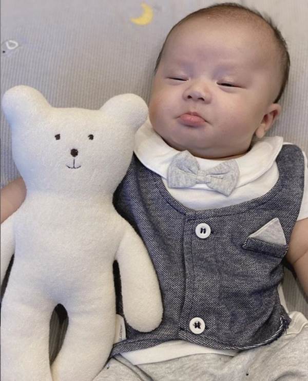 Con trai Duy Mạnh chính thức gia nhập hội hot kid Việt với bức ảnh góc nghiêng thần thánh được bố chụp sương sương trên story-4