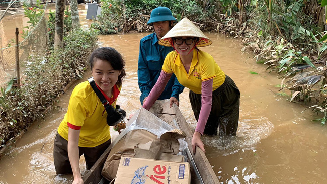Bị so sánh với Thủy Tiên, Trang Trần đáp trả: Đây làm từ thiện hàng tuần chứ không đợi lũ mới làm”-2