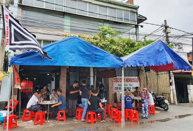 Tang lễ đẫm nước mắt của hiệp sĩ tử vong lúc truy đuổi tội phạm ở Biên Hòa: Vợ mang song thai thẫn thờ bên linh cữu chồng-1