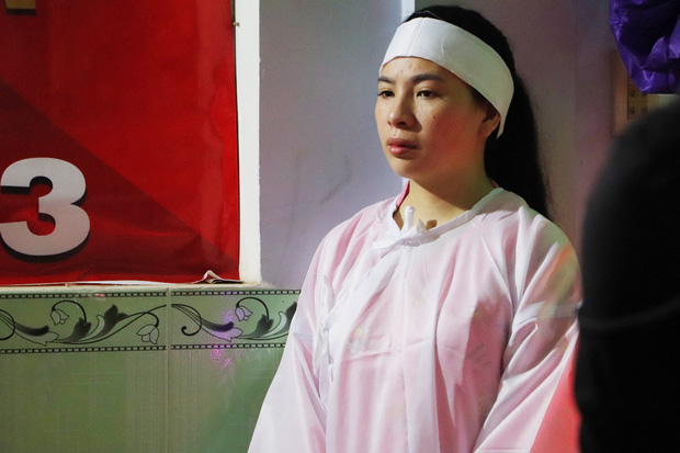 Tang lễ đẫm nước mắt của hiệp sĩ tử vong lúc truy đuổi tội phạm ở Biên Hòa: Vợ mang song thai thẫn thờ bên linh cữu chồng-3